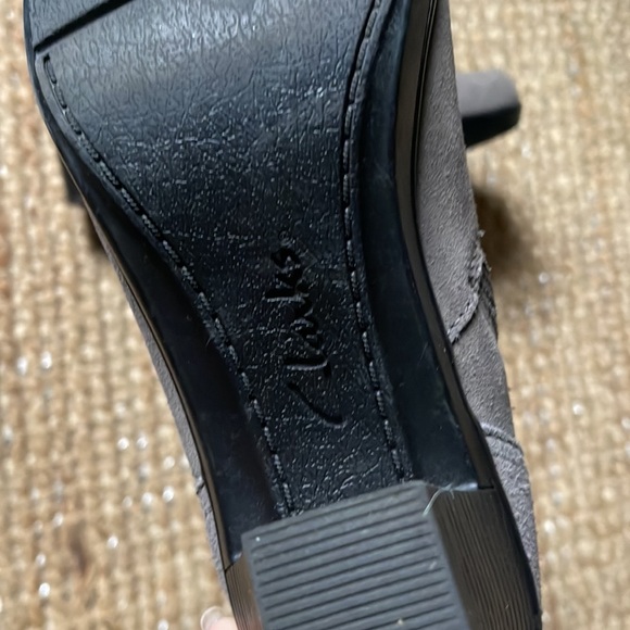 Clarks grey bendable suede boots. Size 8. - Picture 2 of 6